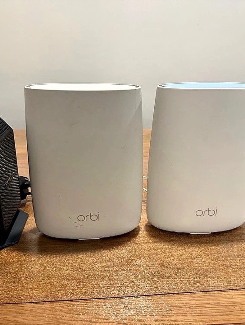 NETGEAR Modem CM700 & Orbi Router RBR50V2 Mesh WiFi System Router + Satellite Co - Picture 4 of 10